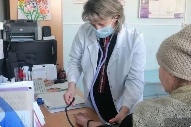 Ежемесячные выплаты ряду категорий свердловских медиков увеличены до 50 тысяч рублей.