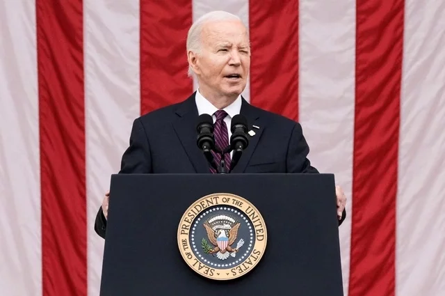 Президент Джо Байден выступает во время церемонии возложения венков и празднования Национального дня памяти.