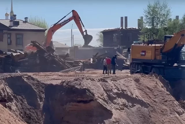 Первые девять домов из 155 уже снесли.