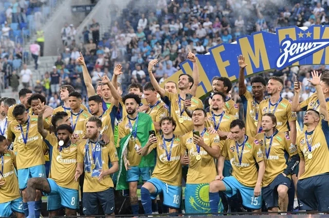 Игроки футбольного клуба «Зенит» празднуют победу