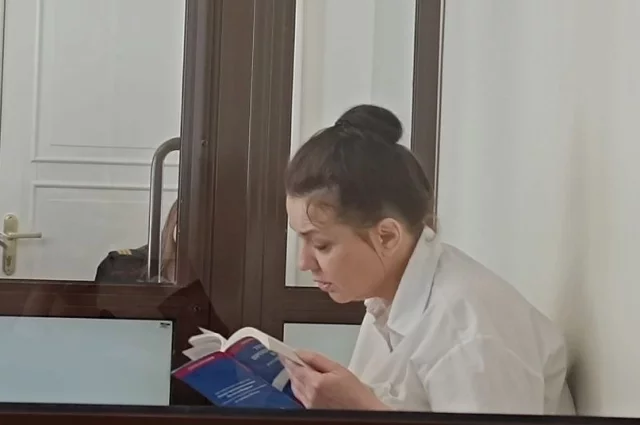 Во время судебного заседания Наталья Симакина изучала уголовный кодекс.