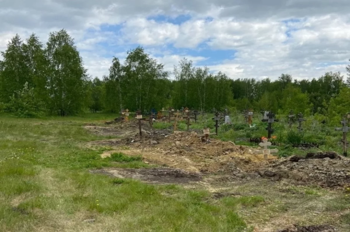 Сваленные на кладбище Чебаркуля гробы бойцов СВО объяснили поломкой машины  | АиФ Челябинск