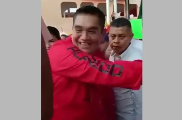 Кандидат в мэры мексиканского города Коюка-де-Бенитес Хосе Баррьентос за секунду до убийства.