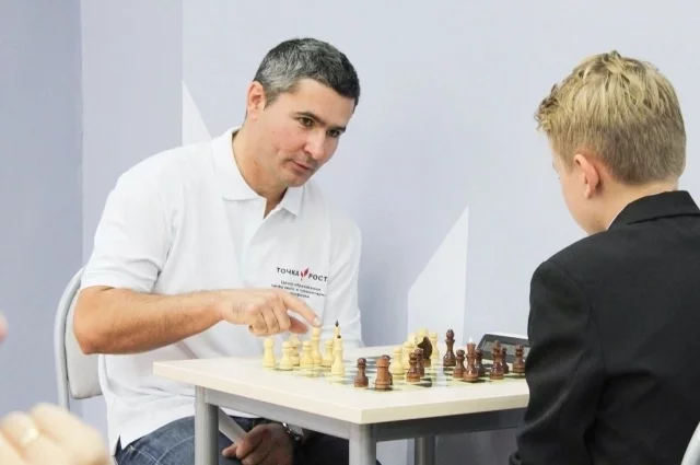 Владимир организовывал школьные шахматные турниры, в которых принимали участие как ученики, так и учителя. 