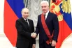 Президент РФ Владимир Путин и мэр Москвы Сергей Собянин (справа), награжденный орденом «За заслуги перед отечеством» I степени.