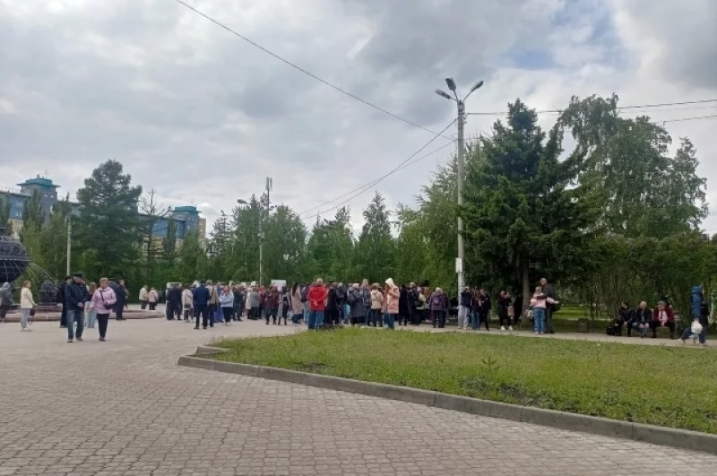 В сквере напротив ОмГУПС в этот день было шумно и многолюдно.