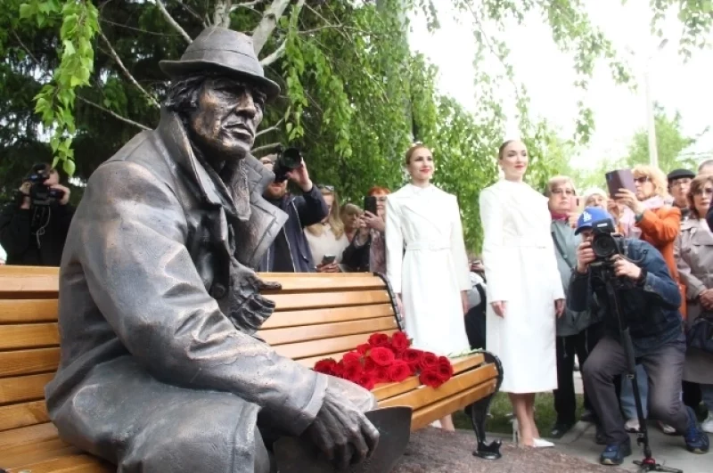  Среди меценатов, участвовавших в сборе средств на памятник - омский бизнесмен Валерий Кокорин и председатель совета директоров радиозавода имени Попова Татьяна Ушакова.