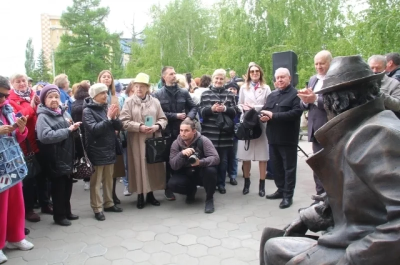 Гости мероприятия с интересом рассматривали памятник.