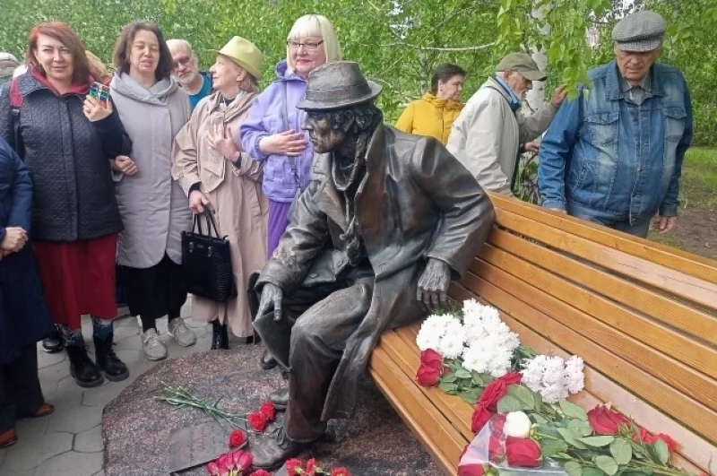 Автор памятника - скульптор Салават Щербаков.