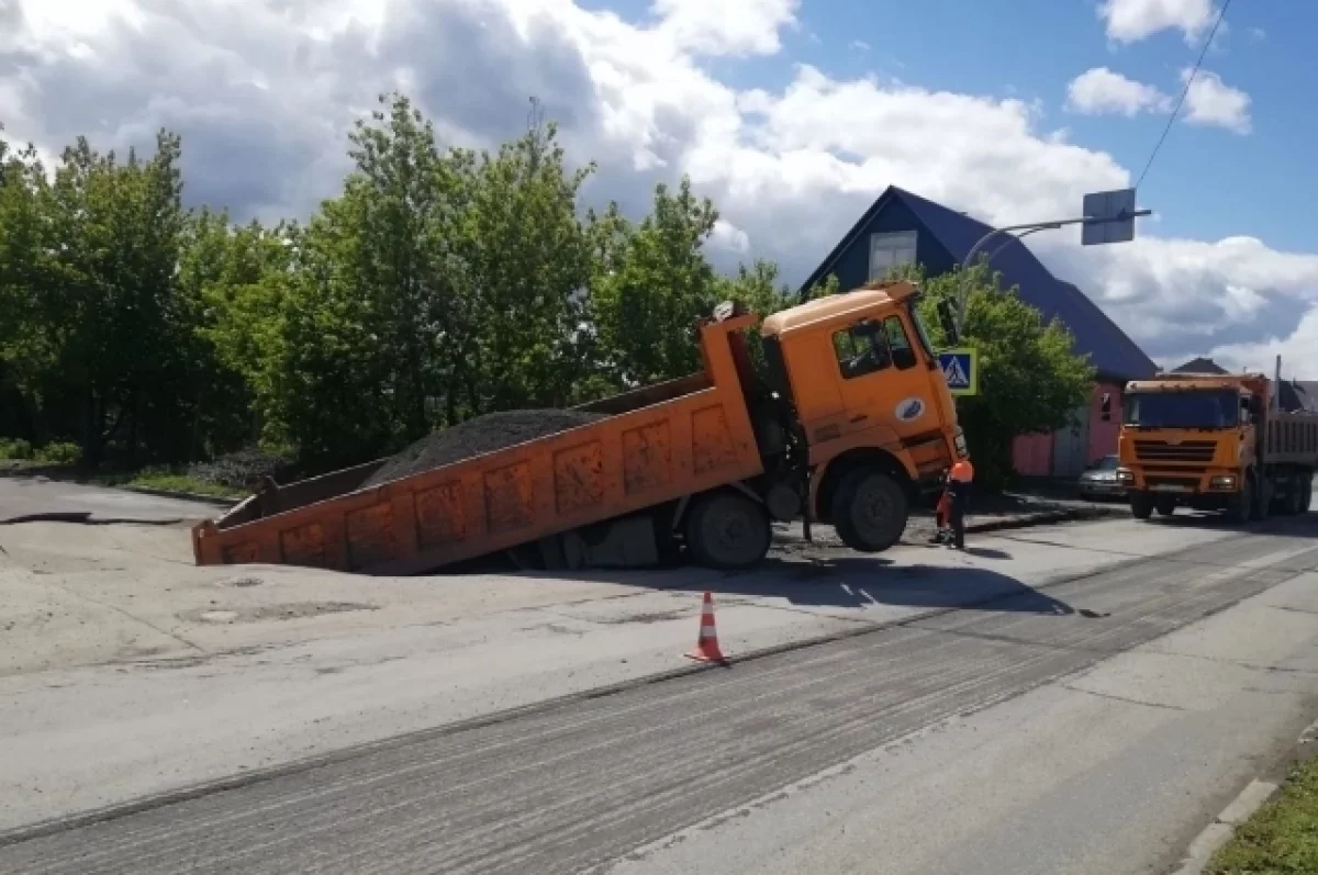30-тонный грузовик дорожников провалился под асфальт в Барнауле