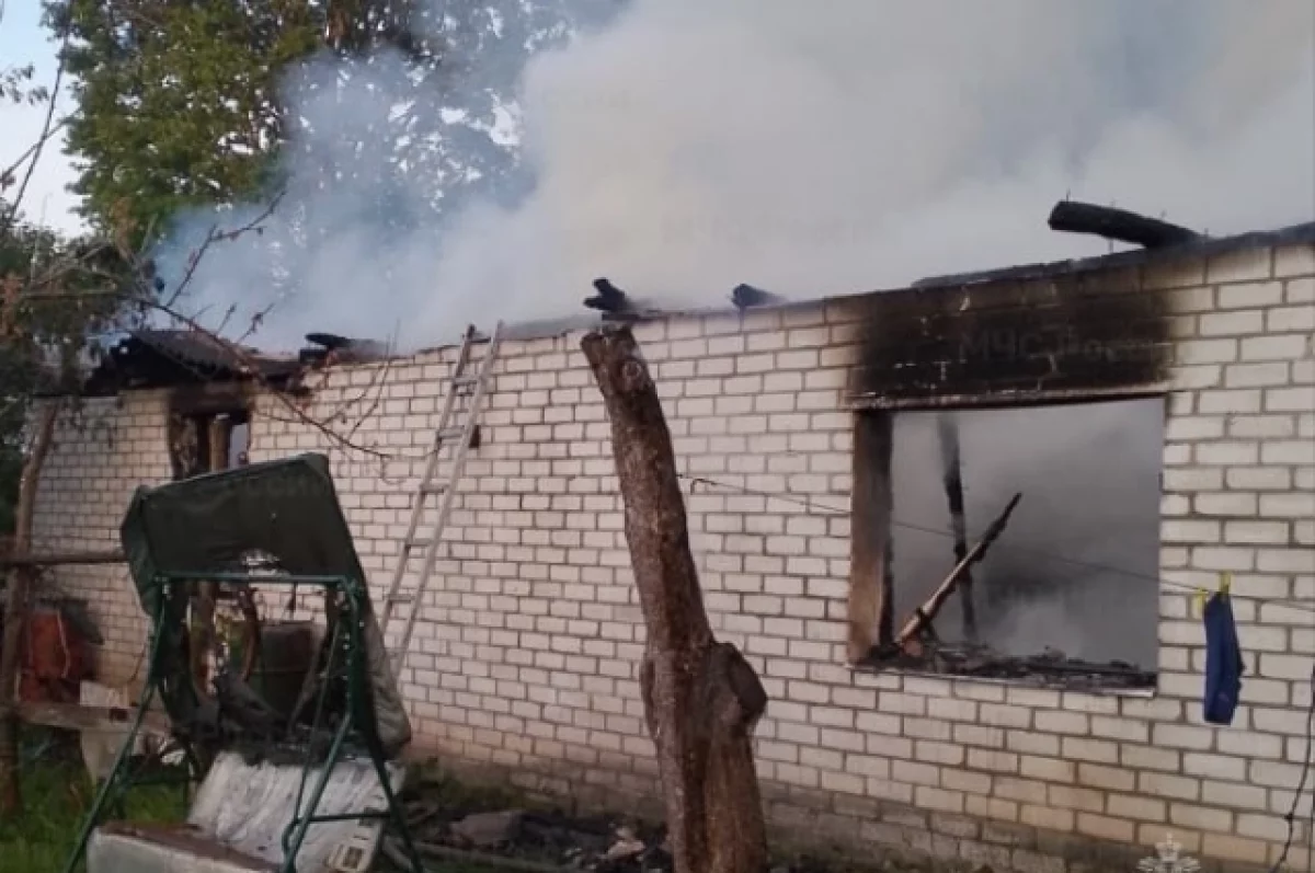 Утром 2 июня в брянском поселке Гостиловка сгорел частный жилой дом