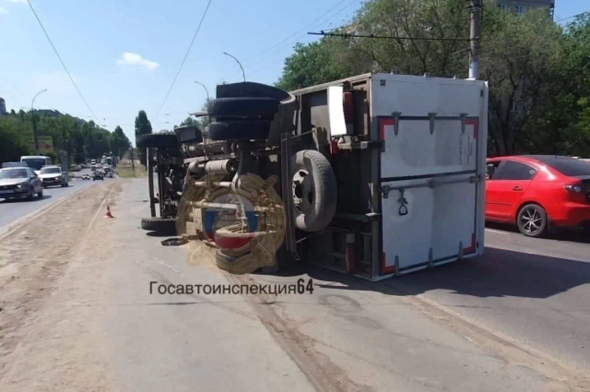 Двое мужчин пострадали в перевернутом грузовике на мосту в Саратове | АиФ  Саратов