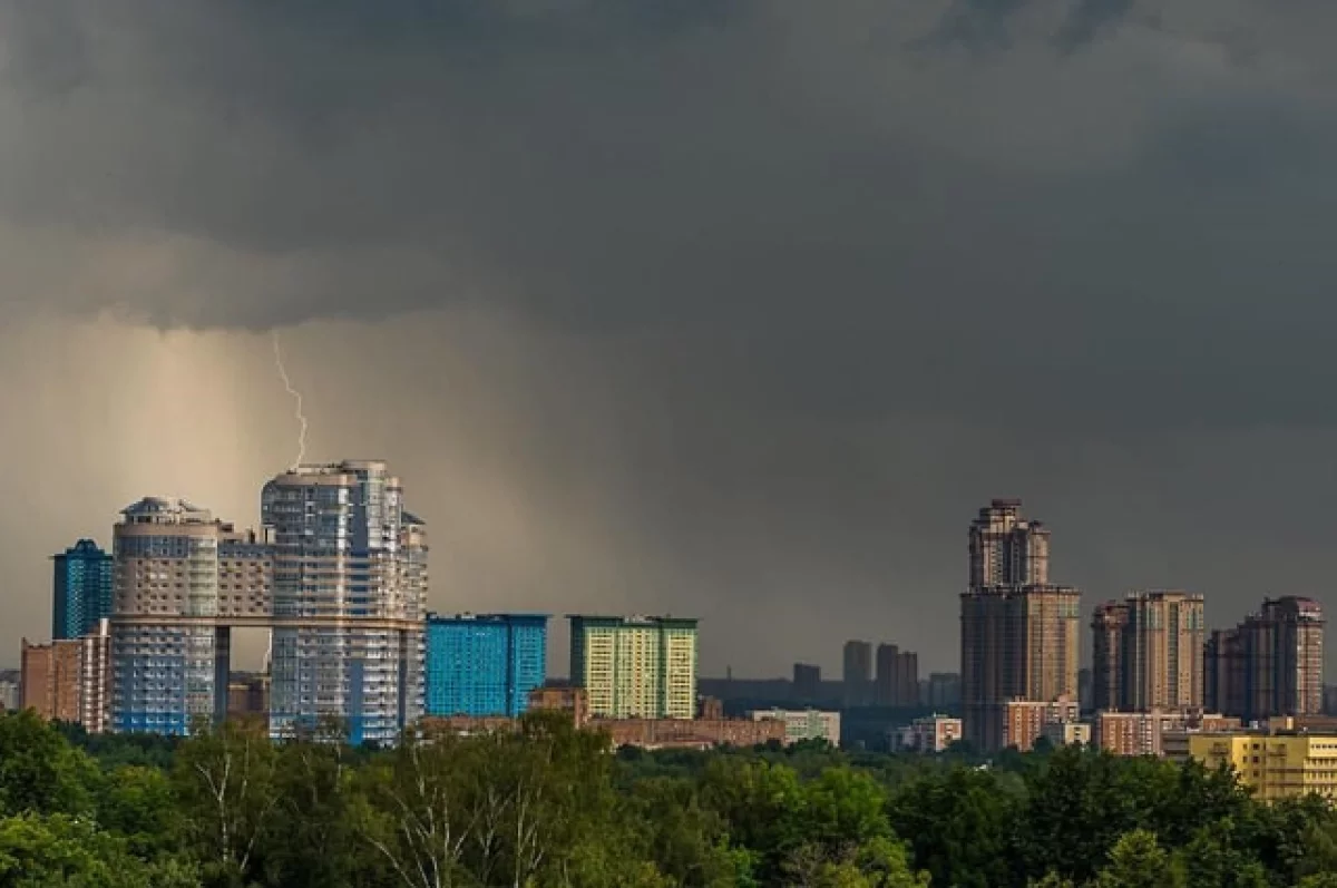 Синоптик Позднякова спрогнозировала дожди с грозами на неделе в Москве