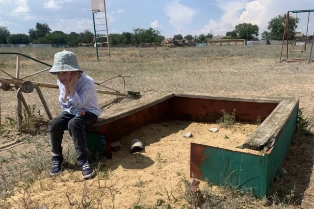 Хочется не играть, а плакать, глядя на детские площадки в селе Воздвиженском на Ставрополье.