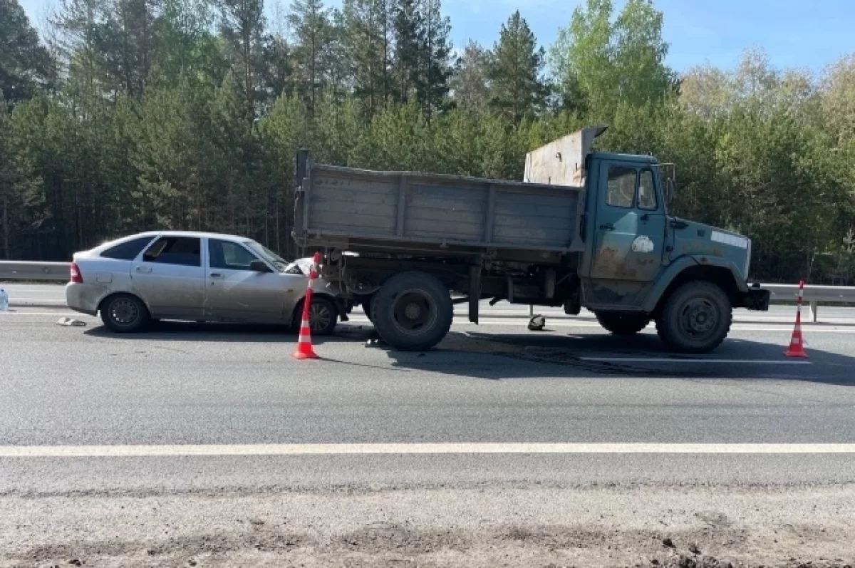 На трассе «Екатеринбург – Тюмень» водитель «Лады» врезался в грузовик | АиФ  Тюмень