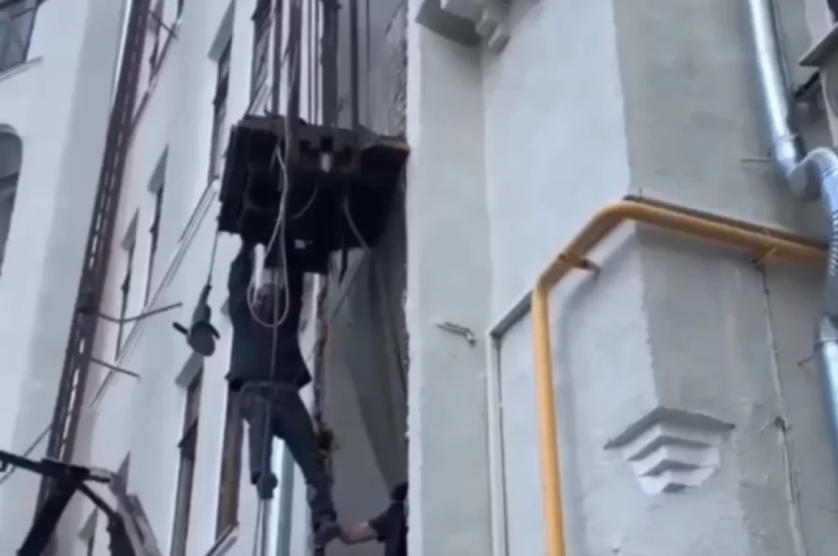В многоэтажке рухнула шахта лифта во время ремонта