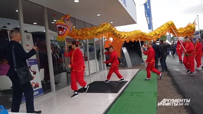 Китайский дух на выставке – аниматоры с драконом.