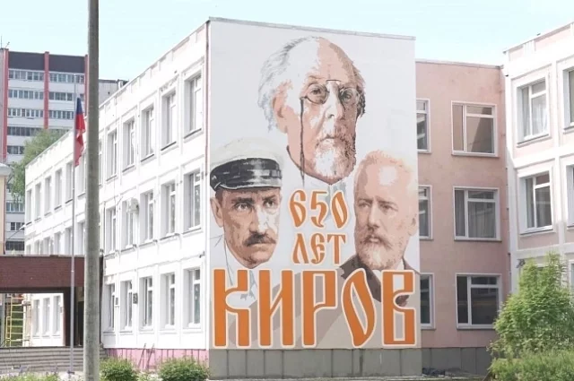 На стену школы нанесли изображения Константина Циолковского, Александра Грина и Петра Чайковского