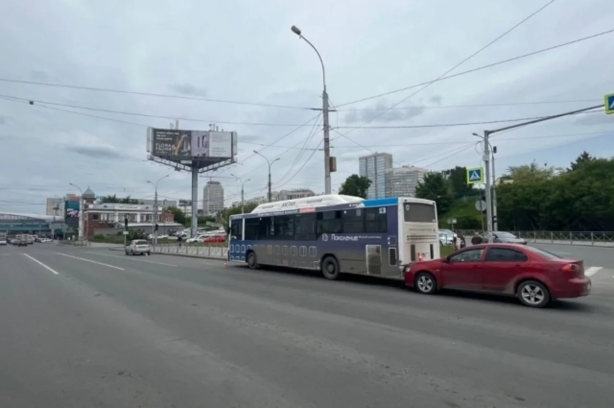 В Новосибирске водитель легковушки врезался в автобус №13 | АиФ Новосибирск