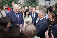 Официальной встрече Лукашенко предшествовала неформальная. В ней участвовали известные люди нашего региона. 
