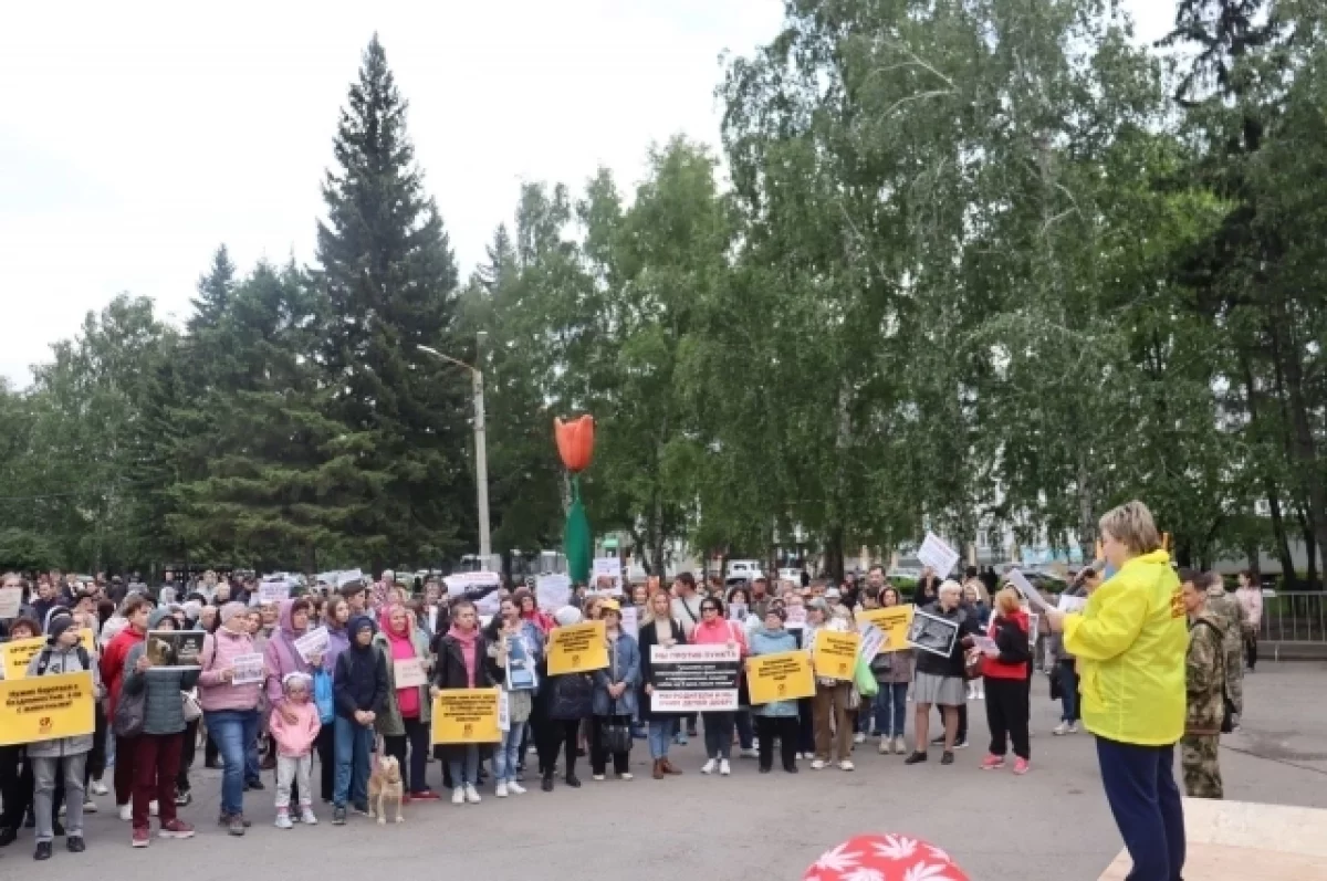 В Барнауле социалисты провели митинг против эвтаназии бездомных животных