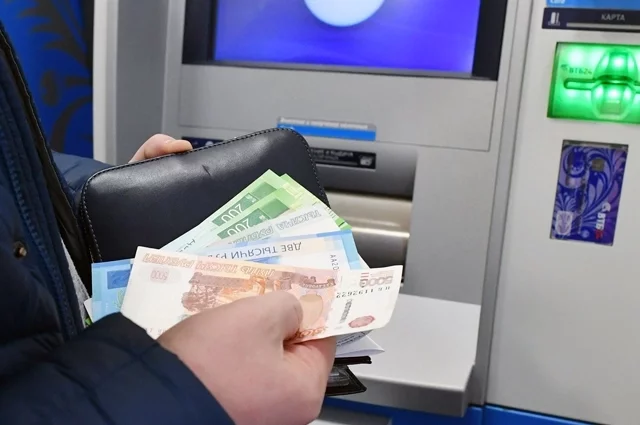 Банки ограничивают снятие наличных в банкоматах с 1 сентября: причины и последствия