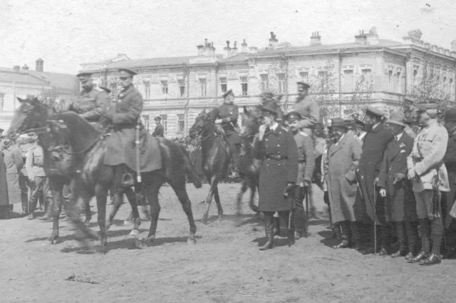 В Омске адмирал Колчак пересел на верховую лошадь. 