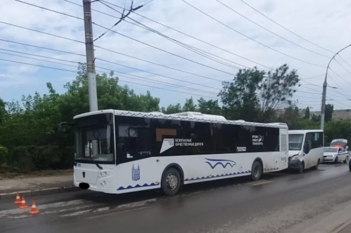 В Саратове в ДТП маршрутки и автобуса пострадала пассажирка | АиФ Саратов