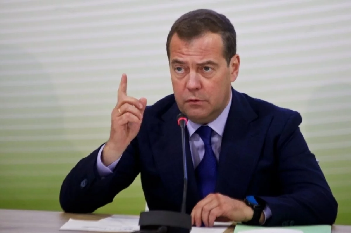 Медведев назвал Шольца протухшей ливерной колбасой из-за слов об Украине
