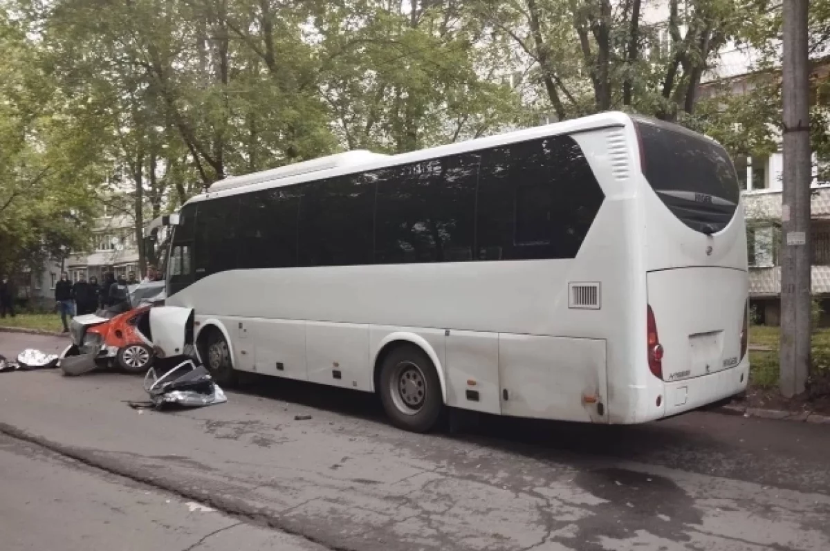 Четыре человека погибли при столкновении каршерингового авто с автобусом