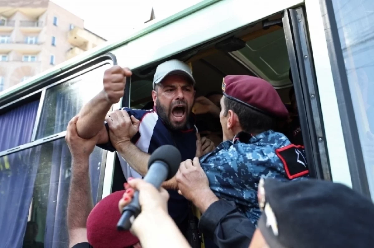 Армянские протестующие направились к служебному входу парламента страны