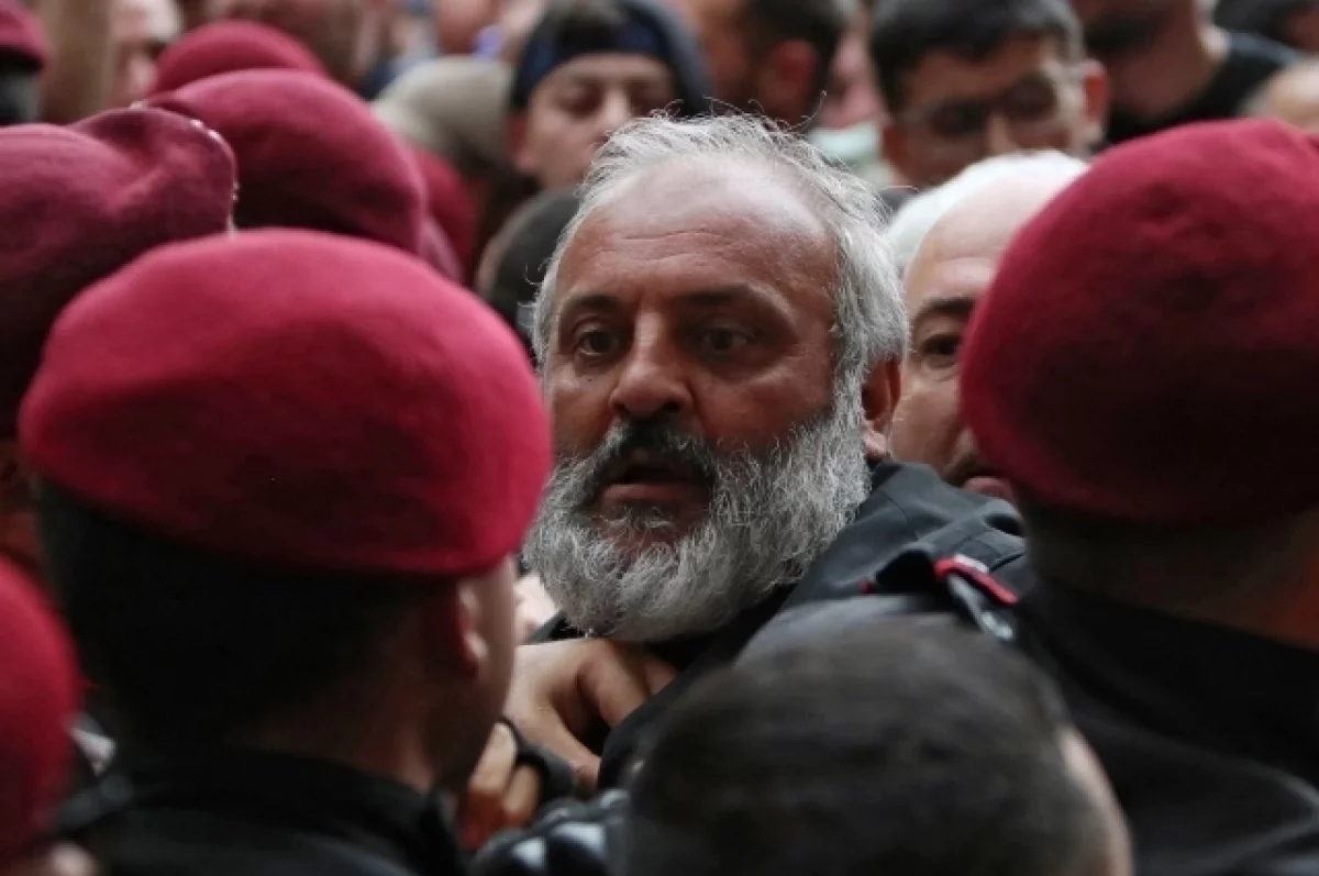 Полиция перекрыла улицы у здания парламента Армении