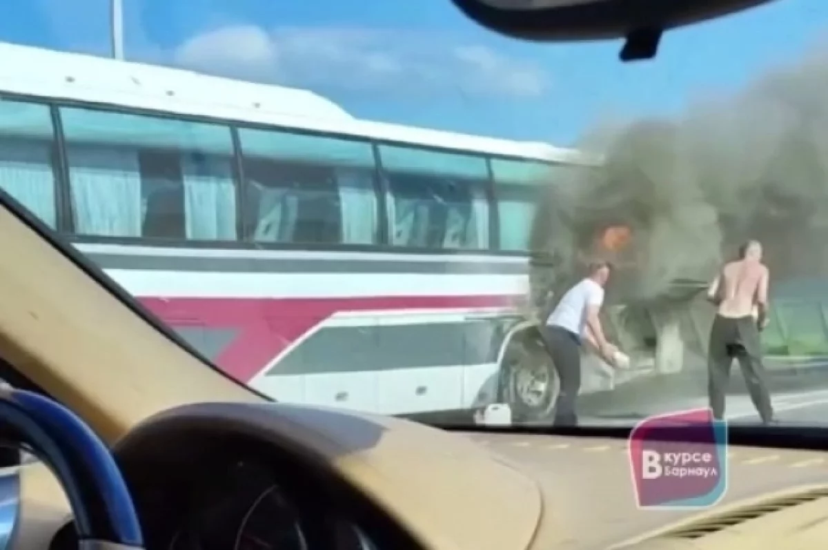 В Алтайском крае на трассе загорелся рейсовый автобус