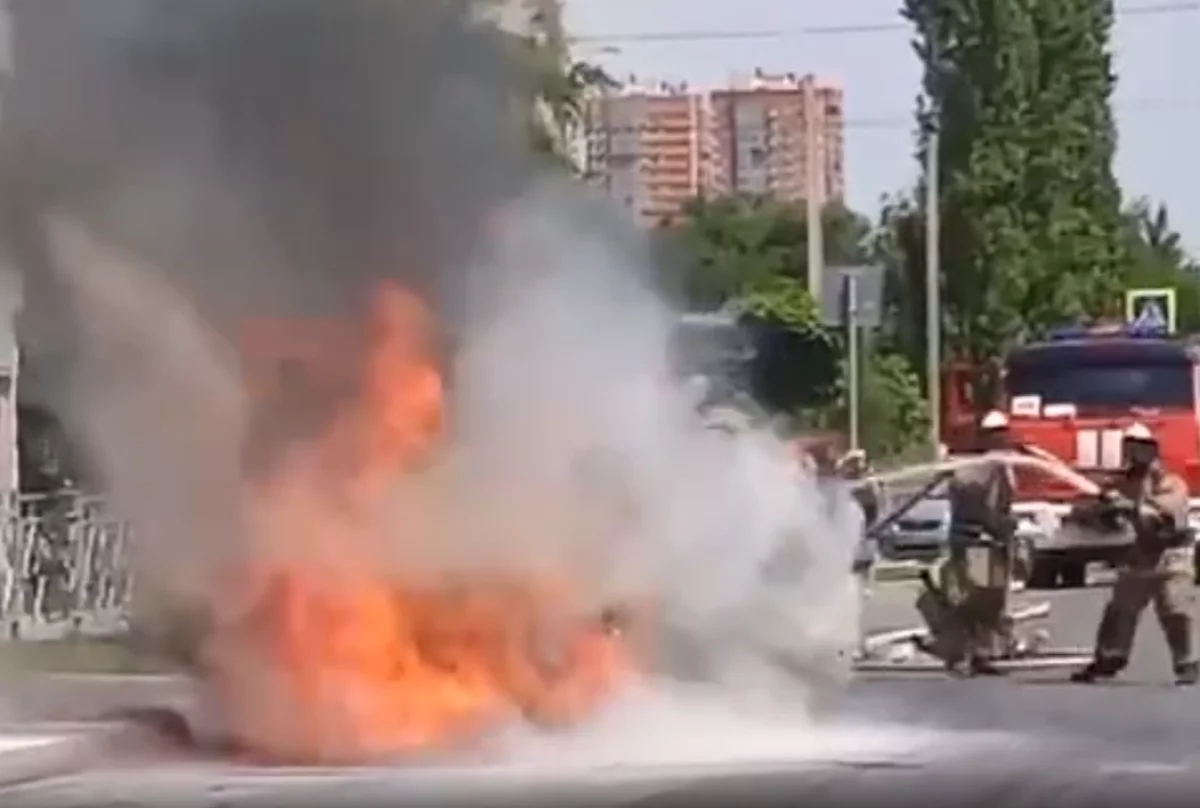 В Волгограде сняли на видео кроссовер, вспыхнувший на улице Казахской | АиФ  Волгоград