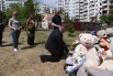 Белгородцы продолжают нести цветы и игрушки к стихийному мемориалу на Щорса.