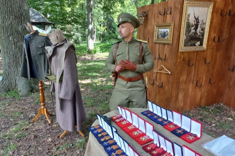 На фестивале можно было также узнать, как одевались военнослужащие той эпохи.