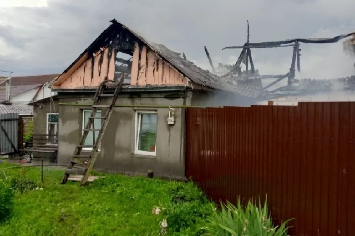 Утром 11 июня в брянском селе Толмачево загорелся частный жилой дом