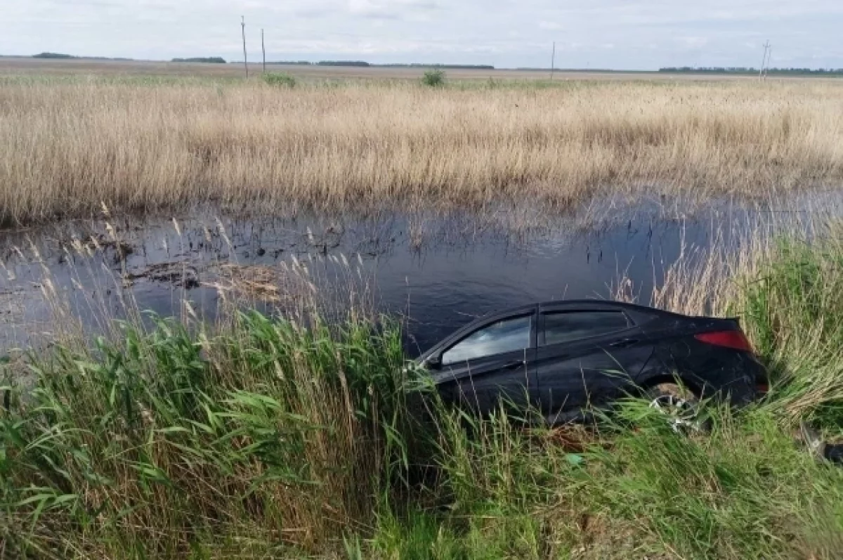 В Омской области машина улетела в кювет с водой | АиФ Омск