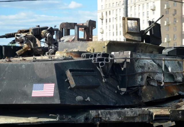 Американцы поставляют украинским нацистам оружие, которое убивает русских. Подбитый танк «Абрамс», Москва, Россия.