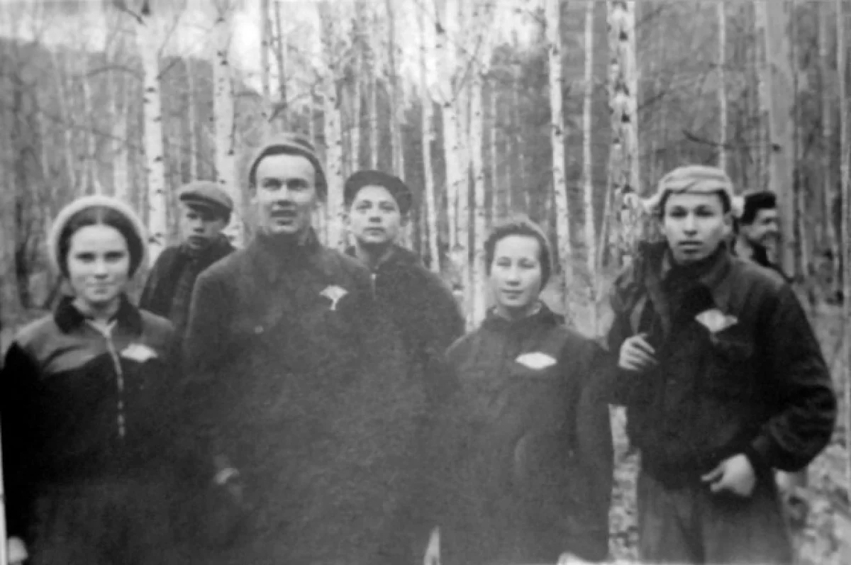 Зина Колмогорова (слева) и Юрий Дорошенко (в центре) в походе.