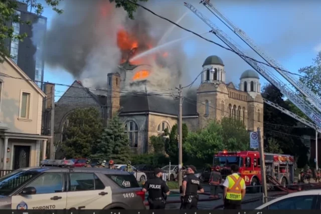 Пожар в англиканском протестантом храме Святой Анны, одном из 100, сгоревших за последние годы, Торонто, Канада. 