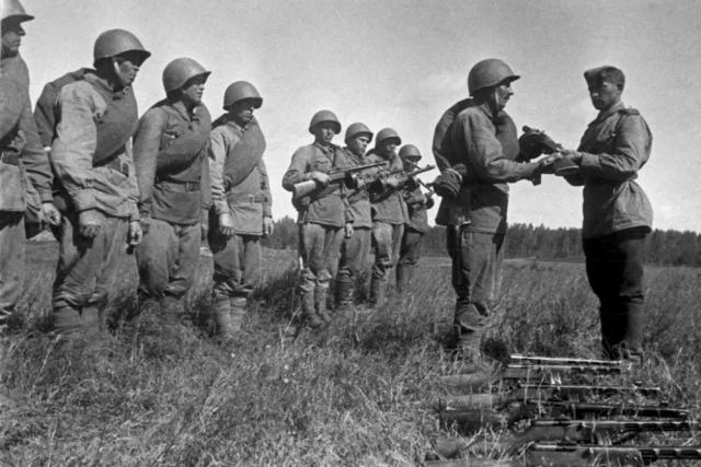 Смоленская стратегическая наступательная операция. Калининский фронт. Церемония вручение боевого оружия ППШ новобранцам подразделения. 01.08.1943