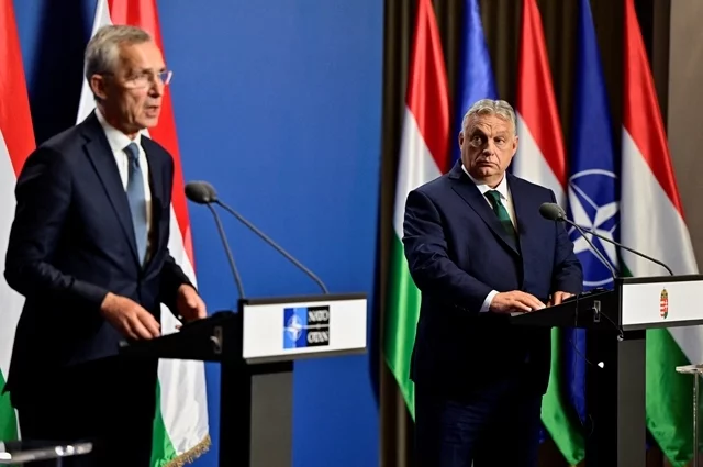 Виктор Орбан и Йенс Столтенберг (слева) на пресс-конференции