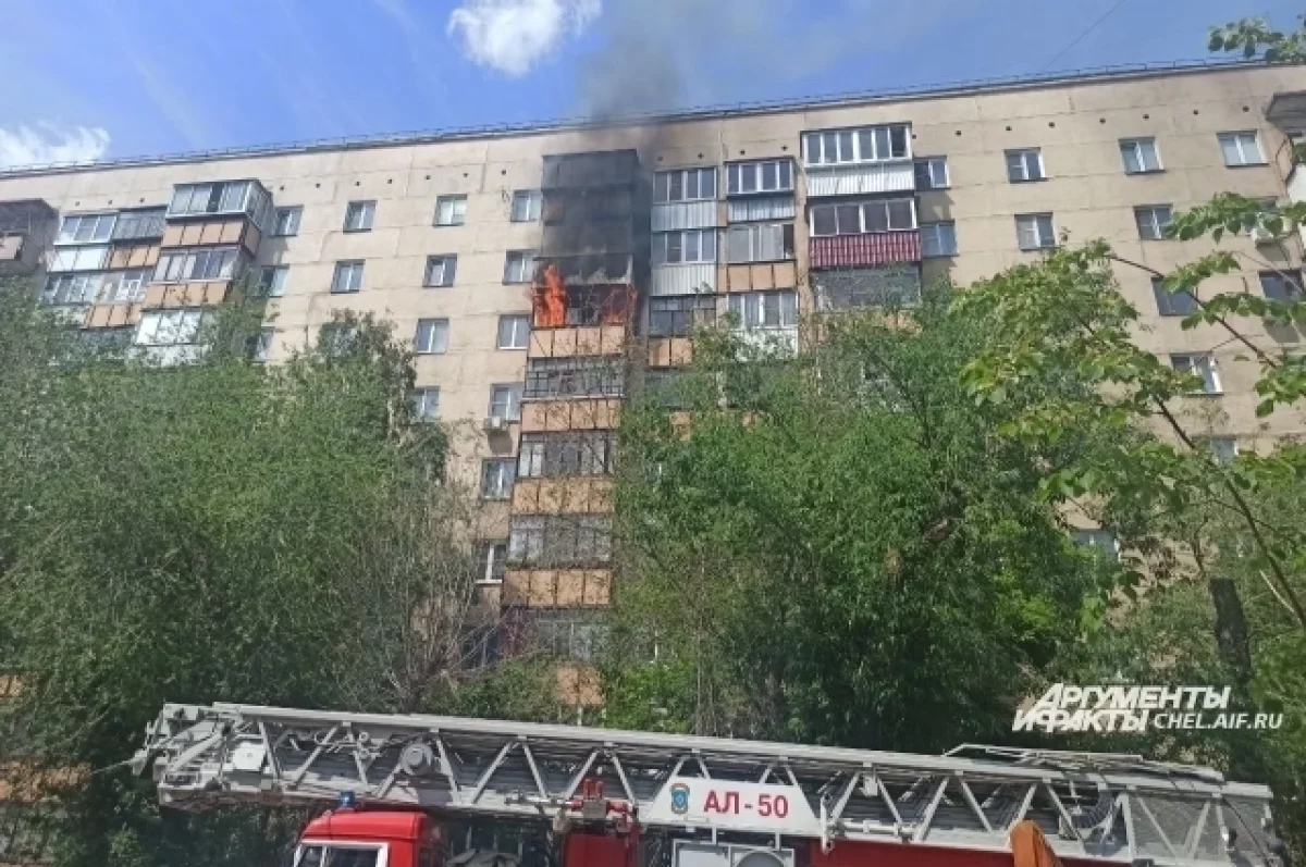 Челябинцы сняли на видео страшный пожар на три этажа на улице Островского |  АиФ Челябинск