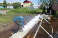 В случае необходимости спасатели помогают людям эвакуироваться. 