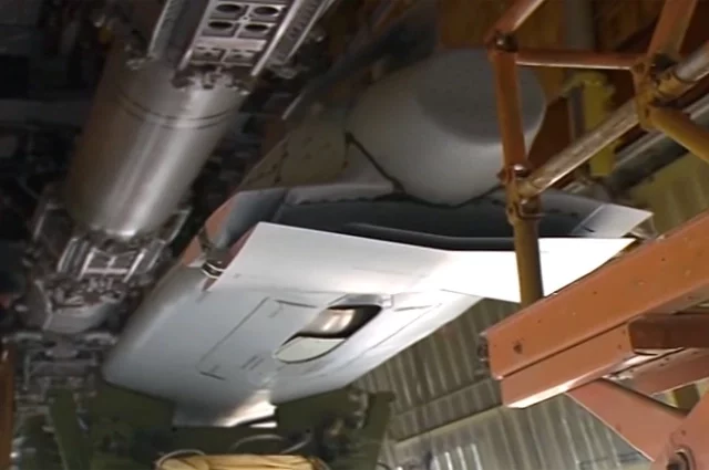 Процесс подвески ракеты Х-101 под Ту-160.