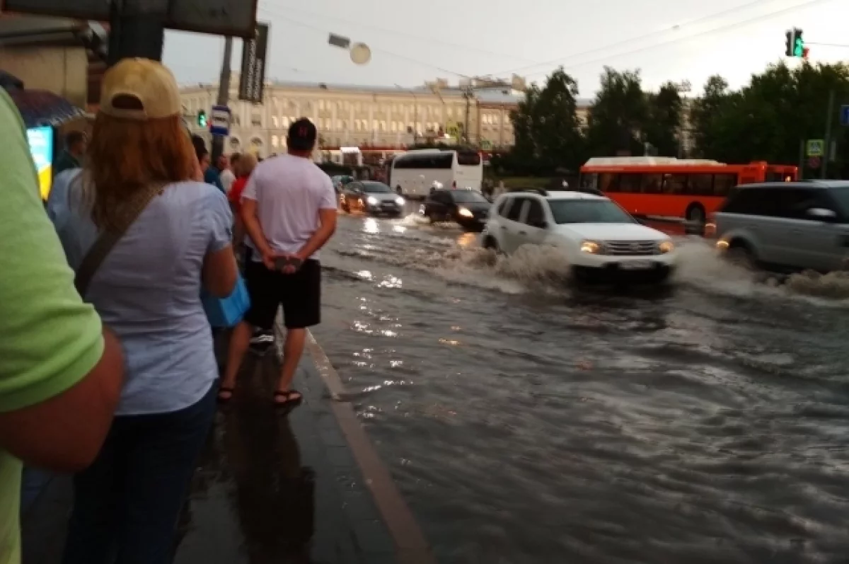 Последствия грозы устраняют в Нижнем Новгороде | АиФ Нижний Новгород