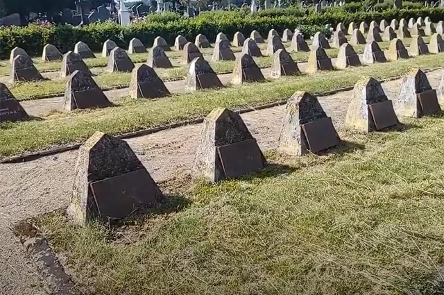 Кладбище в Литве, могилы советских солдат.