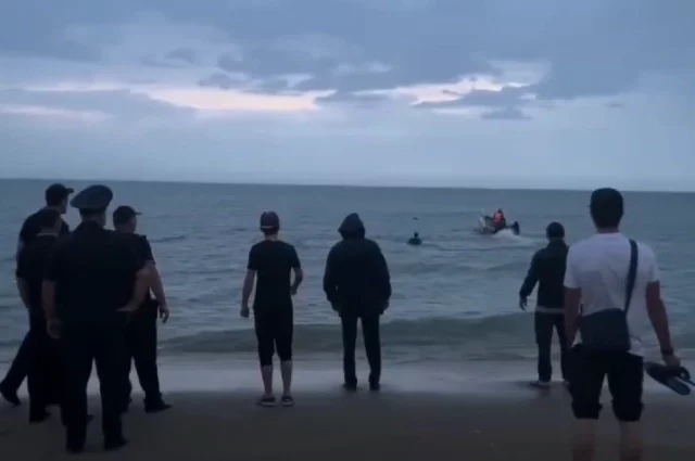 Отдыхающих в Дагестане, которых унесло морем, искали на лодках.