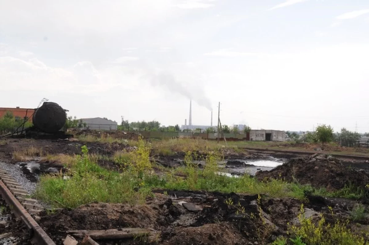 В Петрозаводске на улице Онежской флотилии нашли мазутное «озеро» | АиФ  Карелия